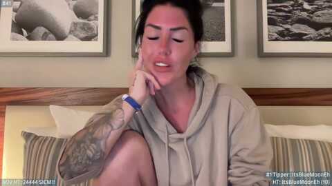 itskylieeh @ myfreecams on 20231128