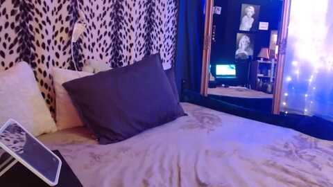 littlemisszee @ myfreecams on 20231129