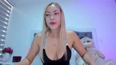 sweetmar23 @ myfreecams on 20231204