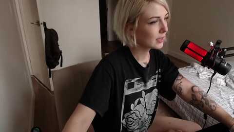 cuteholly @ myfreecams on 20231205