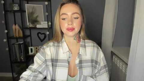 flowercoralie @ myfreecams on 20231205