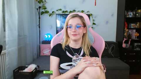monicmoon18 @ myfreecams on 20231206