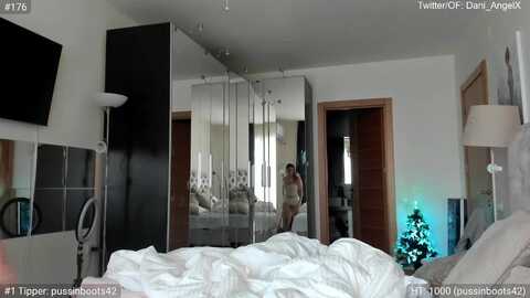 dani_angel @ myfreecams on 20231208