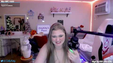 zillykitty @ myfreecams on 20231208