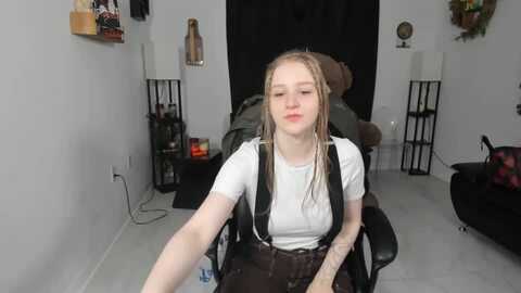 bunnydathug @ myfreecams on 20231212