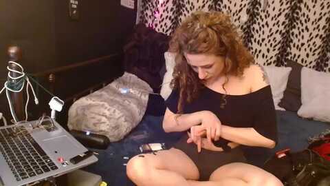 littlemisszee @ myfreecams on 20231212