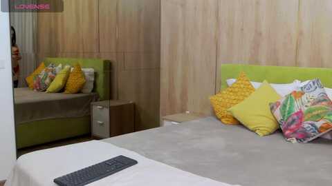 iamonline @ myfreecams on 20231214