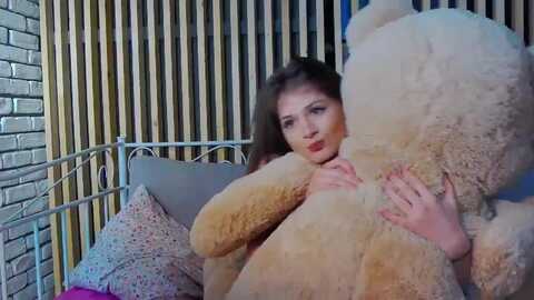 lesliekat @ myfreecams on 20231216