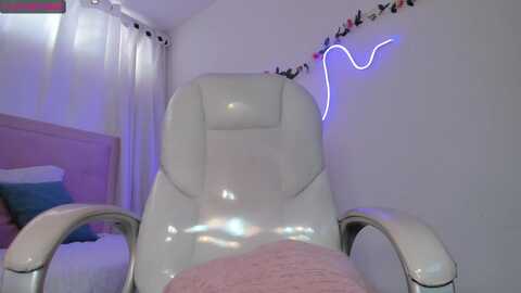 roosaliiaaa1 @ myfreecams on 20231216