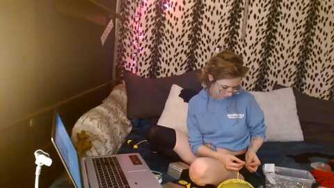 littlemisszee @ myfreecams on 20231217