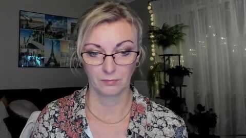 starvanessa1 @ myfreecams on 20231217