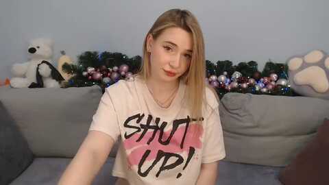 sabrinaviolet @ myfreecams on 20231219