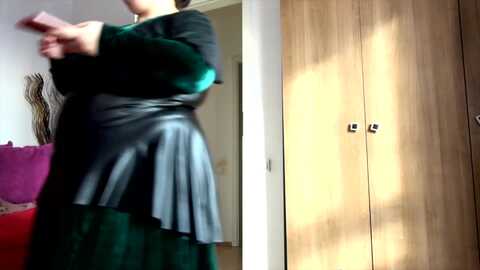 linda69sexy @ myfreecams on 20231220