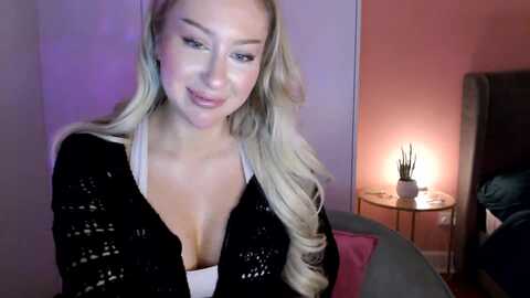 petiteavax @ myfreecams on 20231222