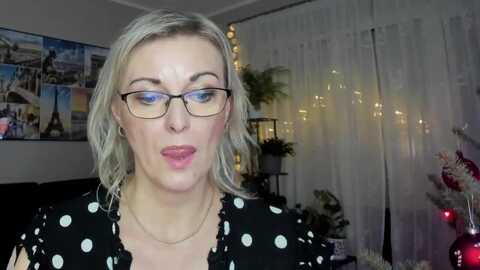 starvanessa1 @ myfreecams on 20231227