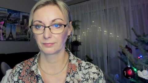 starvanessa1 @ myfreecams on 20231229