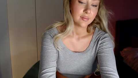 petiteavax @ myfreecams on 20231230