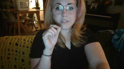 ellelovelace5 @ myfreecams on 20240105