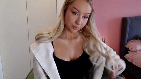 petiteavax @ myfreecams on 20240105