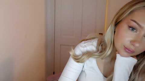 petiteavax @ myfreecams on 20240111