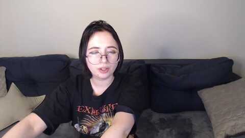 mini_diva @ myfreecams on 20240120