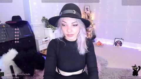 lunawolfie @ myfreecams on 20240215