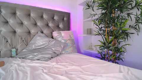 alma_whiteee @ myfreecams on 20240302