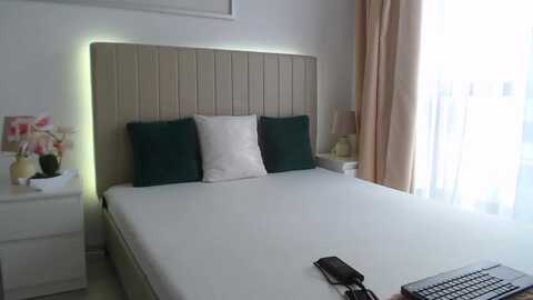 hrystina_ @ myfreecams on 20240312