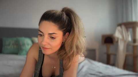 allie_synn @ myfreecams on 20240313
