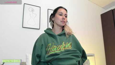 lauravall @ myfreecams on 20240318