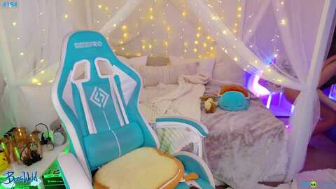 beeswrld @ myfreecams on 20240403