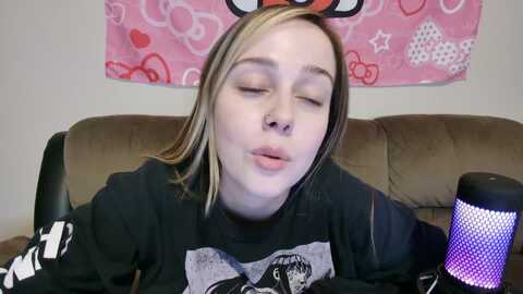 lunalovelyy @ myfreecams on 20240405