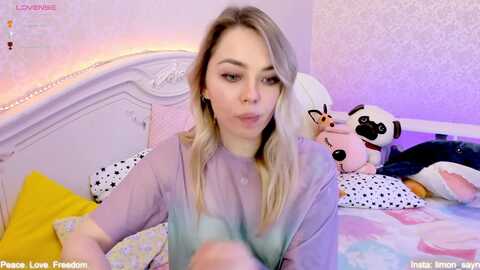 lillimoore_ @ myfreecams on 20240414