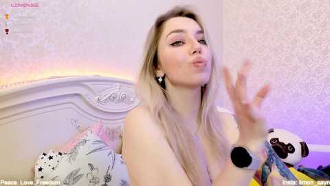 lillimoore_ @ myfreecams on 20240416