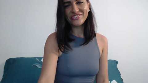 onesugaremma @ myfreecams on 20240418