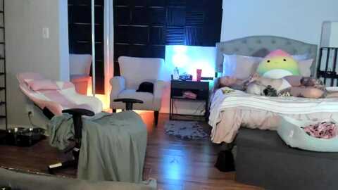 lizzysmallz @ myfreecams on 20240420