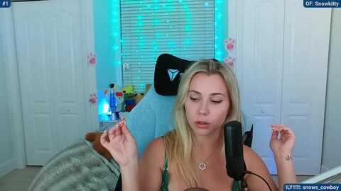 snowkitty @ myfreecams on 20240421