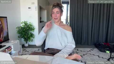 helloviv @ myfreecams on 20240516