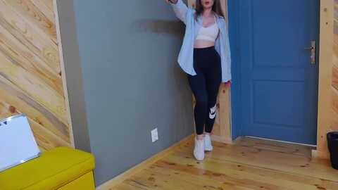 lesliekat @ myfreecams on 20240520