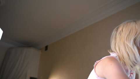 electric_blonde @ stripchat on 20231012