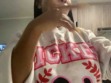 misslola27 @ stripchat on 20231031