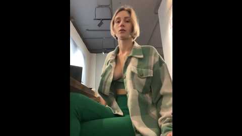 feral_berry_8133 @ stripchat on 20241127