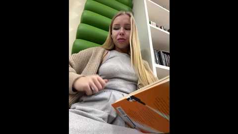 mur_girl @ stripchat on 20241219