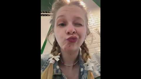 julie_cutie @ stripchat on 20250622