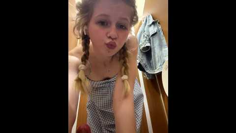 julie_cutie @ stripchat on 20250630