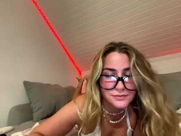 goddesemiiyy @ stripchat on 20251014