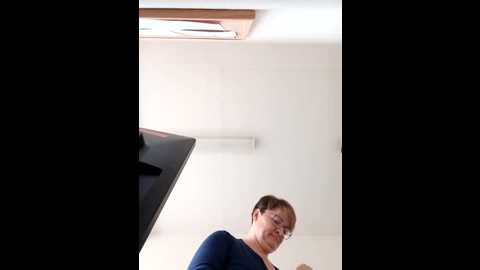 milf_love_fist99 @ stripchat on 20251015