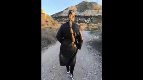 mona_plus @ stripchat on 20251018