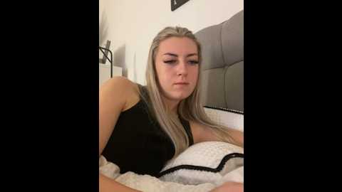 petite_poppy_xox @ stripchat on 20251103