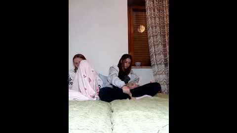 ella_grays @ stripchat on 20251106